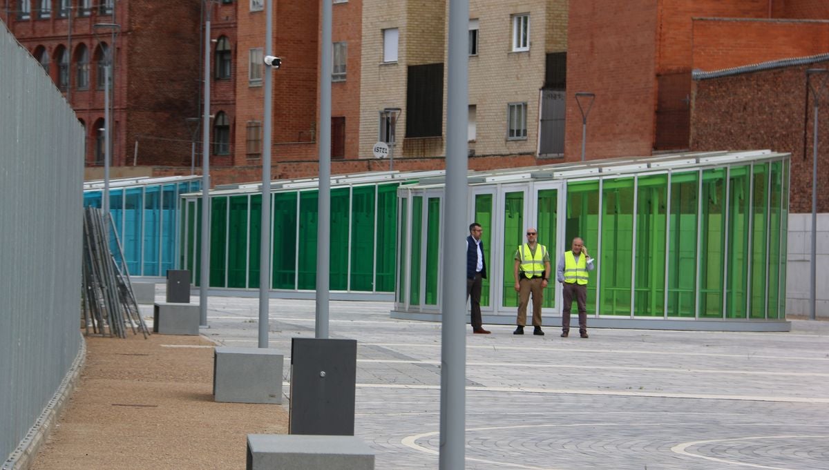El alcalde de León, José Antonio Diez, y el director de Patrimonio y Urbanismo de Adif, Alfredo Cabello, firman el convenio para la apertura de los viales resultantes de la integración ferroviaria.