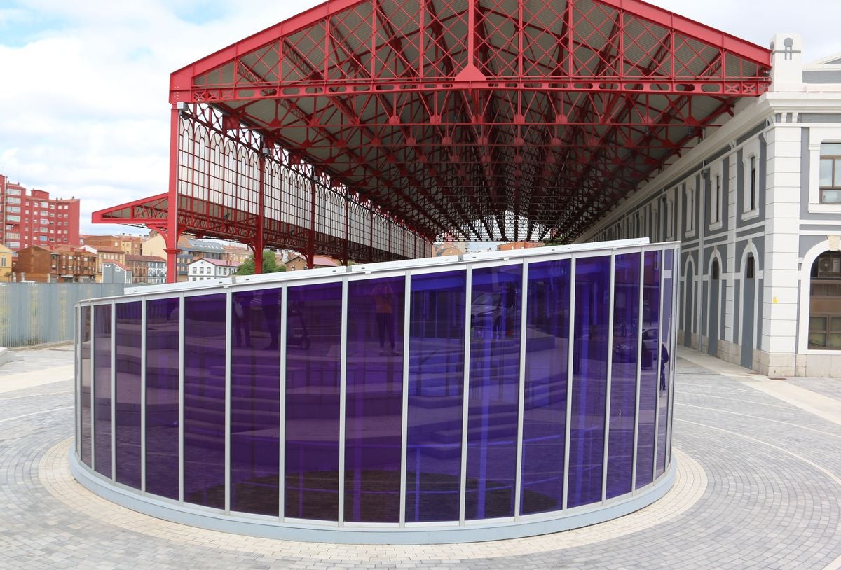 El alcalde de León, José Antonio Diez, y el director de Patrimonio y Urbanismo de Adif, Alfredo Cabello, firman el convenio para la apertura de los viales resultantes de la integración ferroviaria.