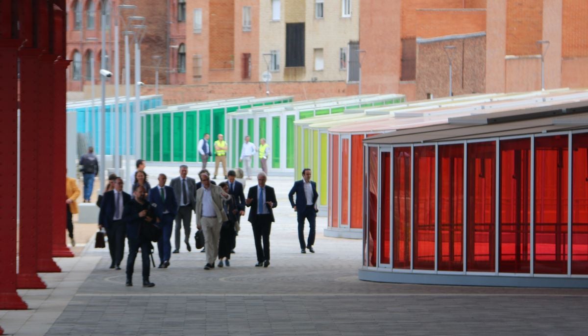 El alcalde de León, José Antonio Diez, y el director de Patrimonio y Urbanismo de Adif, Alfredo Cabello, firman el convenio para la apertura de los viales resultantes de la integración ferroviaria.