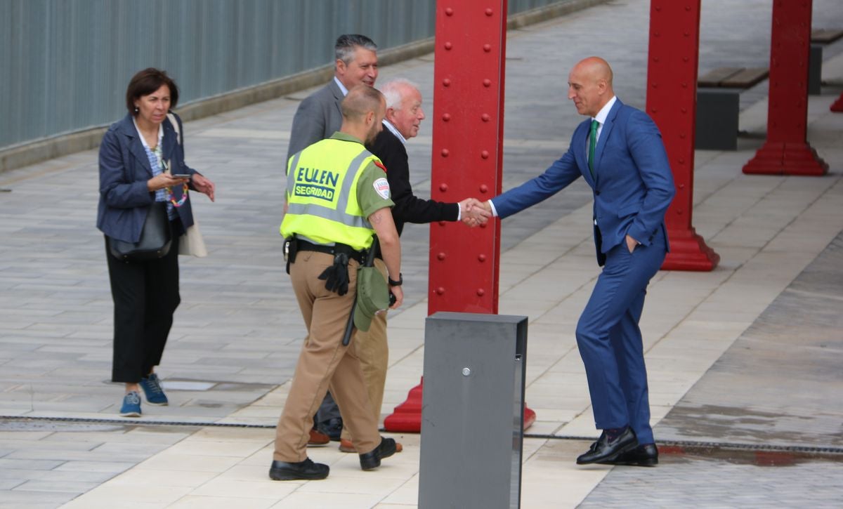 El alcalde de León, José Antonio Diez, y el director de Patrimonio y Urbanismo de Adif, Alfredo Cabello, firman el convenio para la apertura de los viales resultantes de la integración ferroviaria.