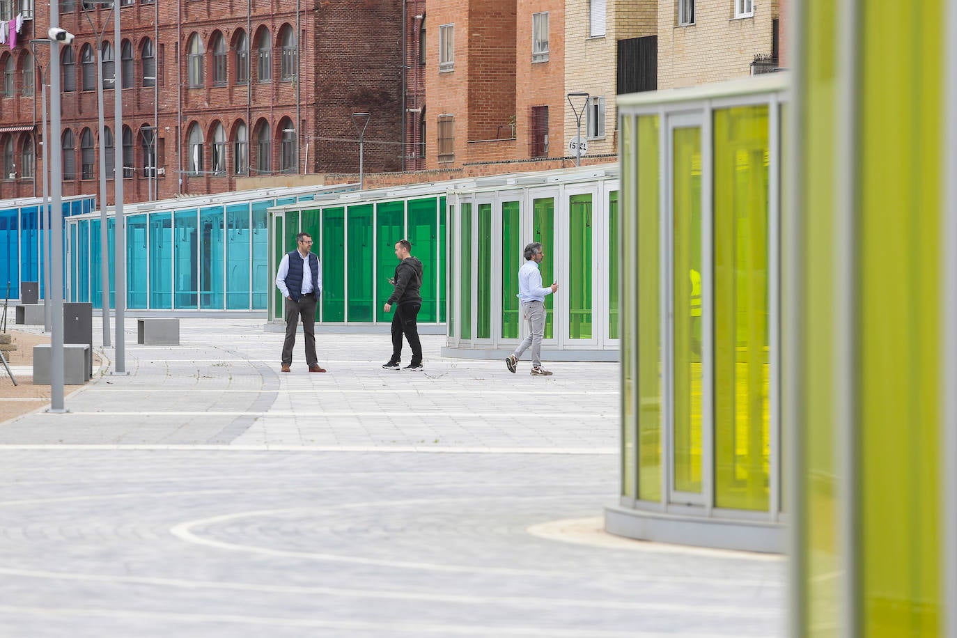 El alcalde de León, José Antonio Diez, y el director de Patrimonio y Urbanismo de Adif, Alfredo Cabello, firman el convenio para la apertura de los viales resultantes de la integración ferroviaria.