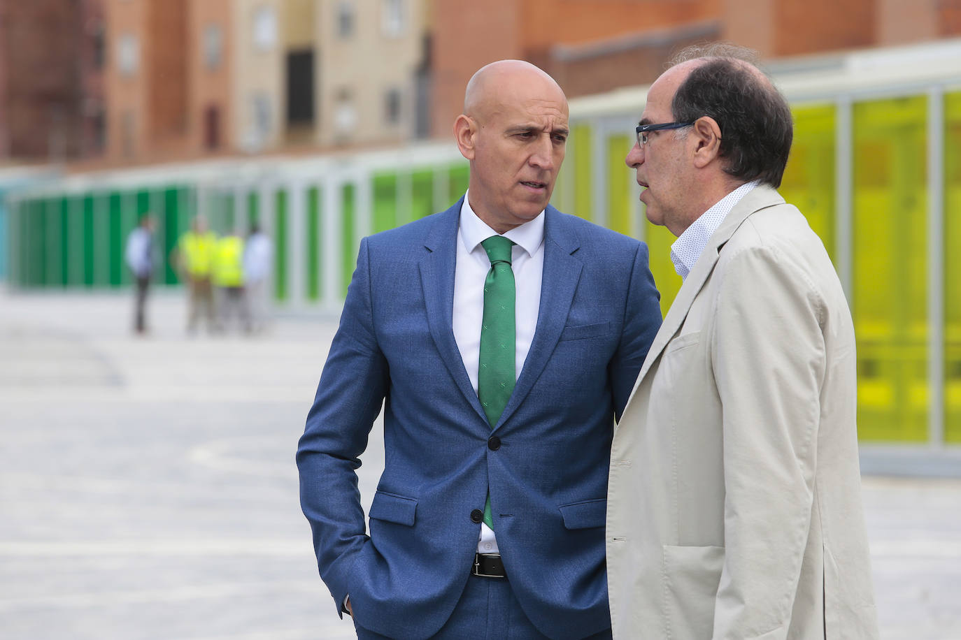 El alcalde de León, José Antonio Diez, y el director de Patrimonio y Urbanismo de Adif, Alfredo Cabello, firman el convenio para la apertura de los viales resultantes de la integración ferroviaria.