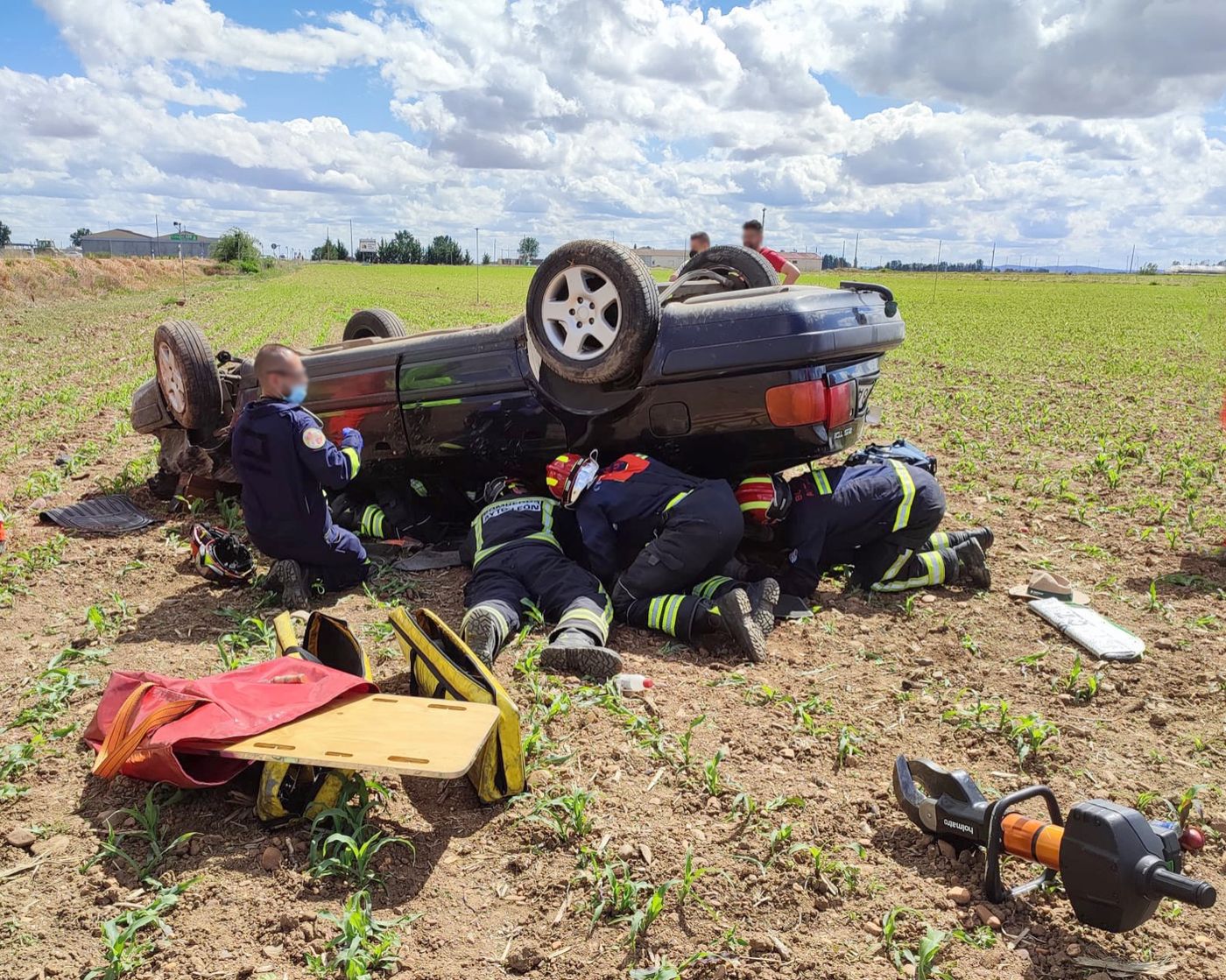 Una persona atrapada y otra herida tras una salida de vía entre Bercianos y Santa María del Páramo. Hasta el lugar se ha desplazado el helicóptero medicalizado de Sacyl, ambulancia de Valencia de Don Juan, un equipo médico de Santa María del Páramo, Bomberos y Guardia Civil. 