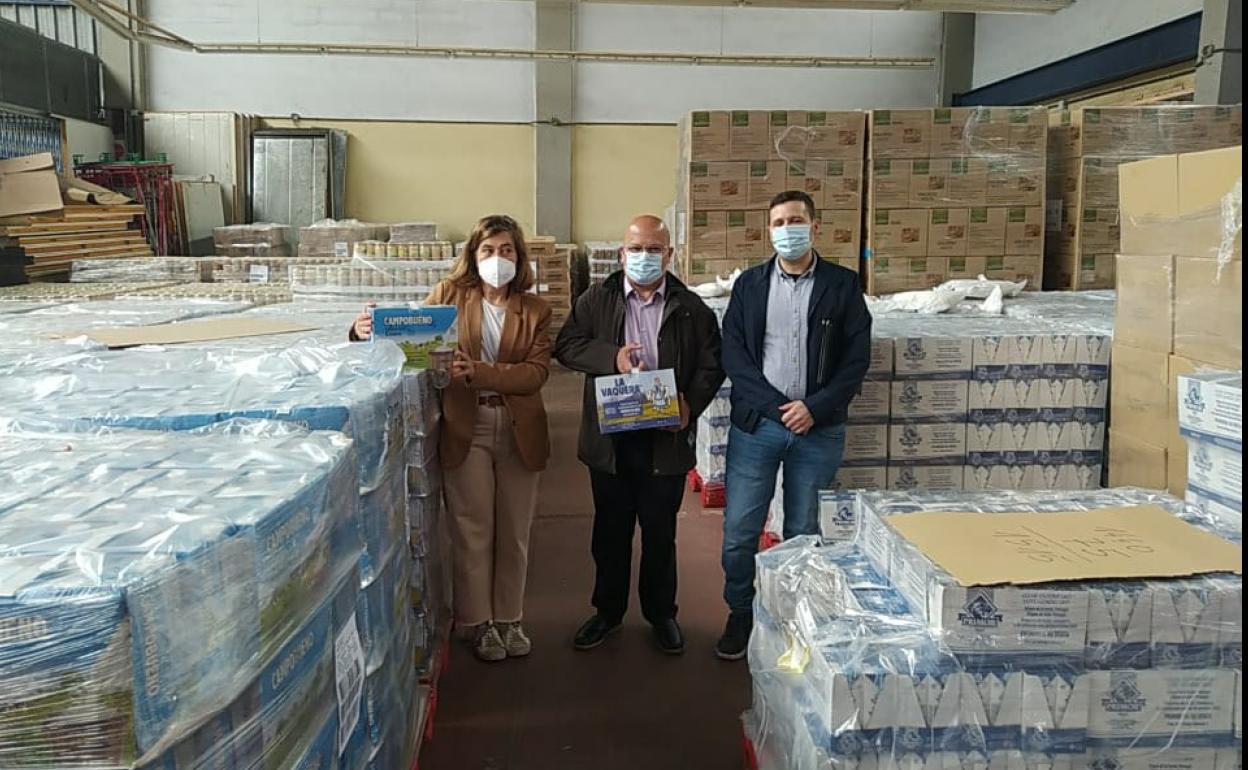 El subdelegado del gobierno en León visita el banco de alimentos . 