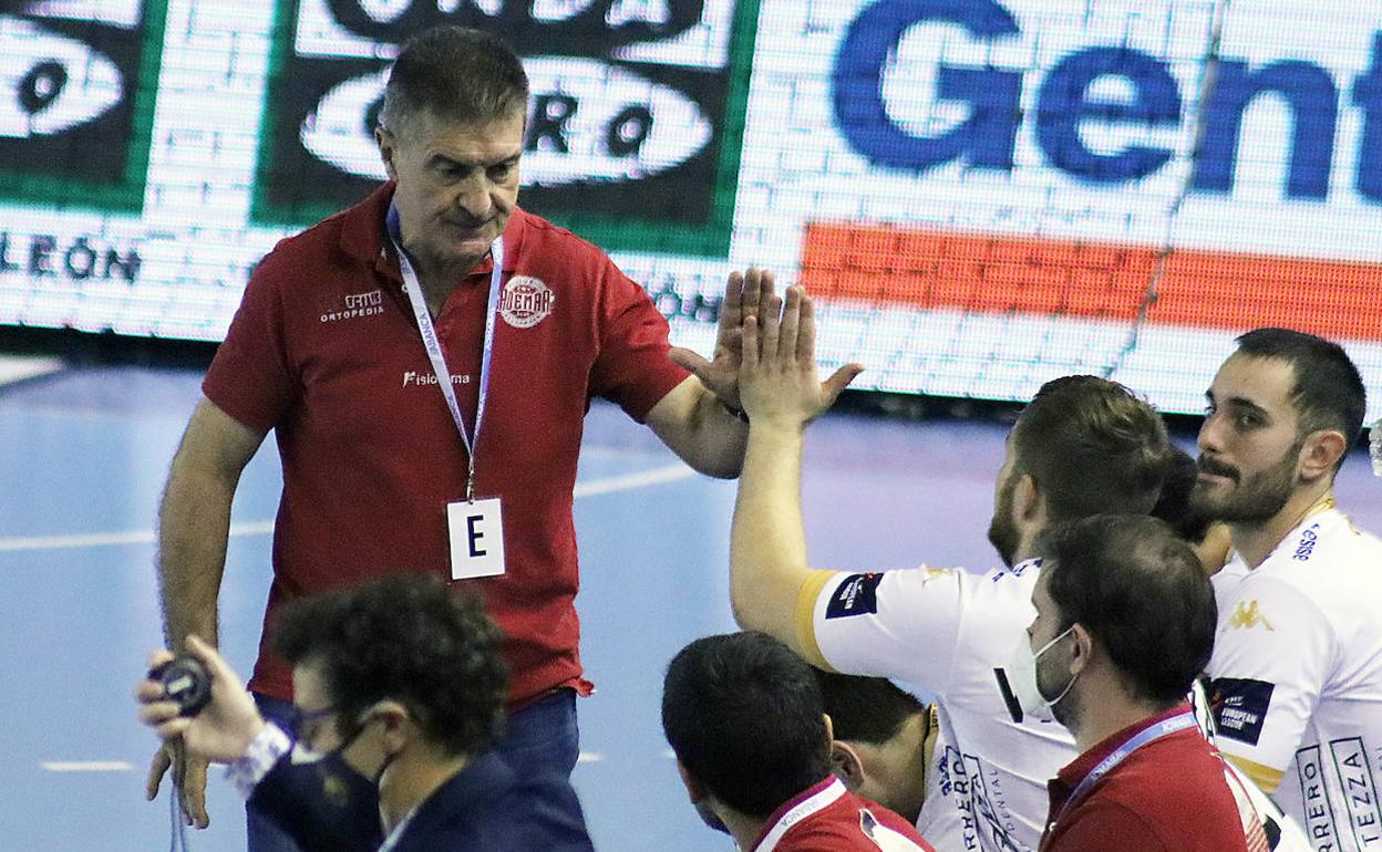 Manolo Cadenas, técnico del Abanca Ademar, saluda a uno de sus jugadores.