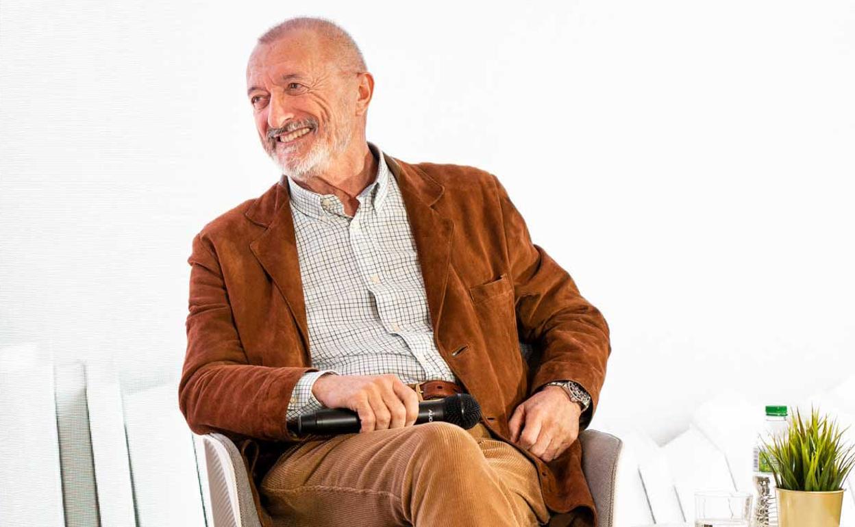 Pérez Reverte presente 'Historias del Camino', un libro con notable protagonismo leonés. 