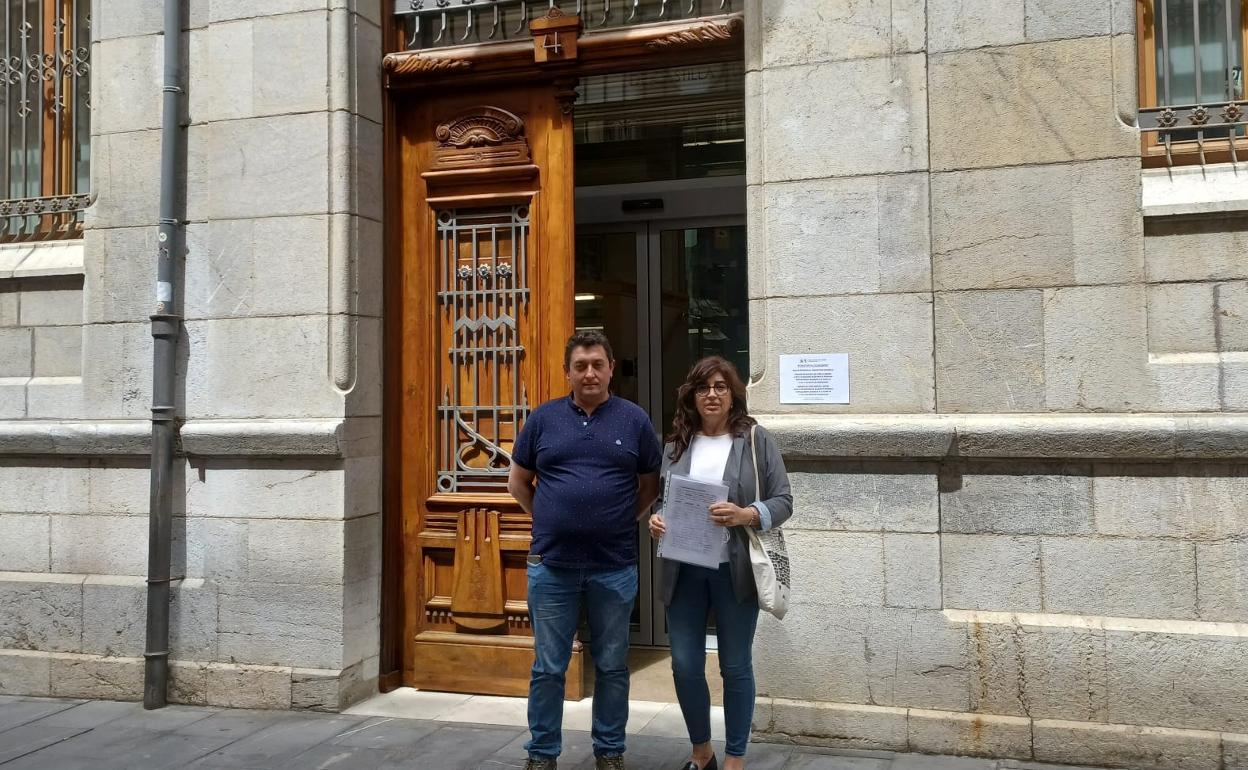 El concejal de la formación naranja, Pedro Crespo Alonso, entrega las 300 firmas recogidas en cinco meses en el Procurador del Común en León.