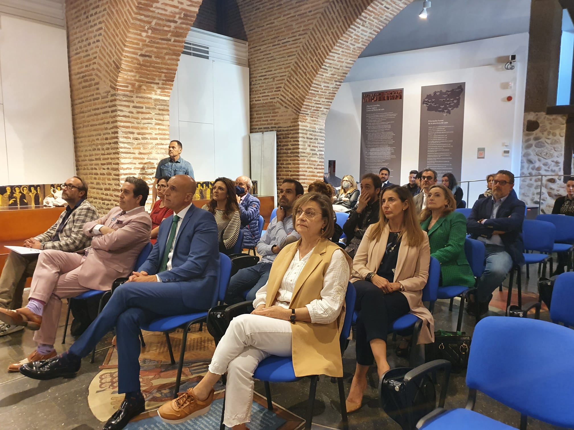 El alcalde entrega a los estabecimentos los diplomas.