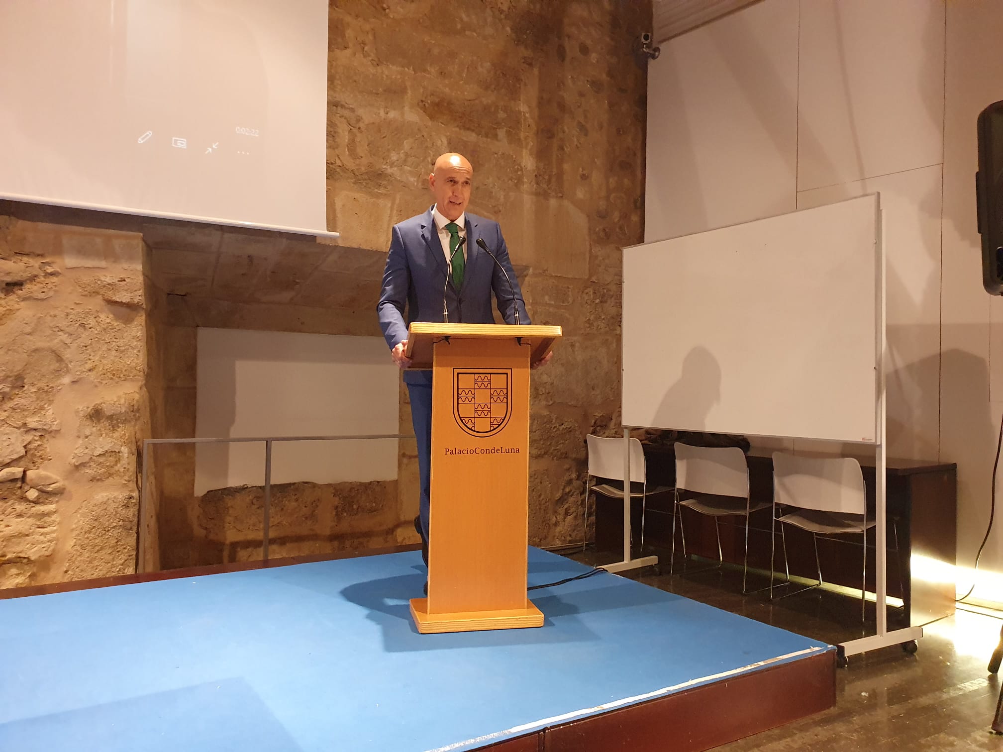 El alcalde entrega a los estabecimentos los diplomas.