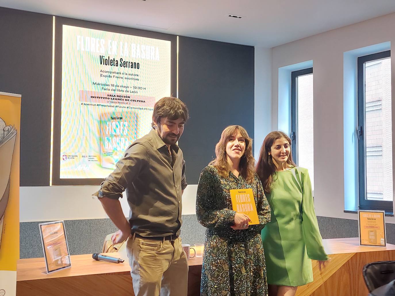 La escritora bilbaína Espido Freire arropa a la maragata en la presentación de su útlimo ensayo en León, un libro «intergeneracional» que profundiza a través de la generación perdida en la realidad de un España que atraviesa una nueva 'transición' entre el mundo viejo y una nueva era.