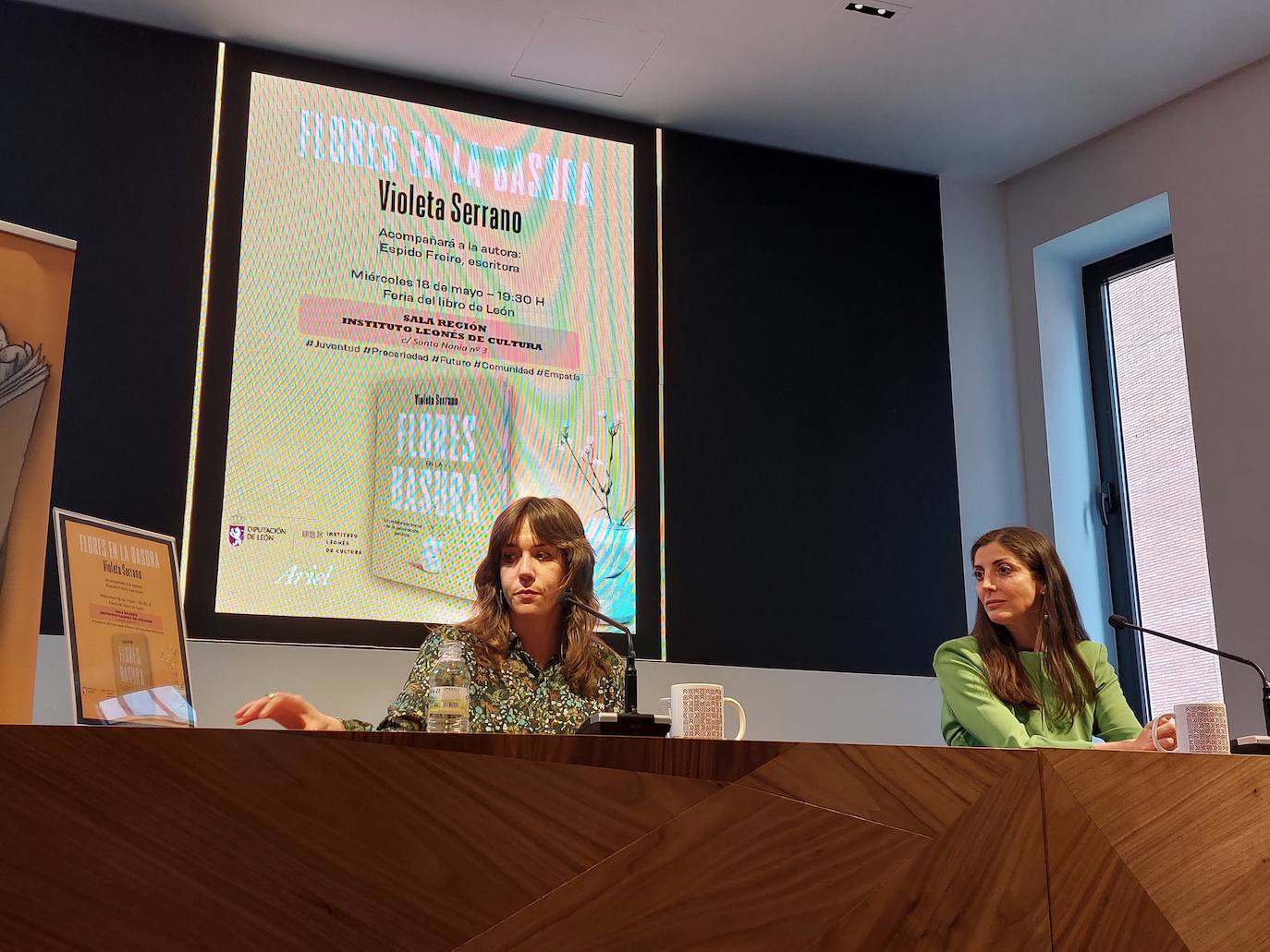 La escritora bilbaína Espido Freire arropa a la maragata en la presentación de su útlimo ensayo en León, un libro «intergeneracional» que profundiza a través de la generación perdida en la realidad de un España que atraviesa una nueva 'transición' entre el mundo viejo y una nueva era.