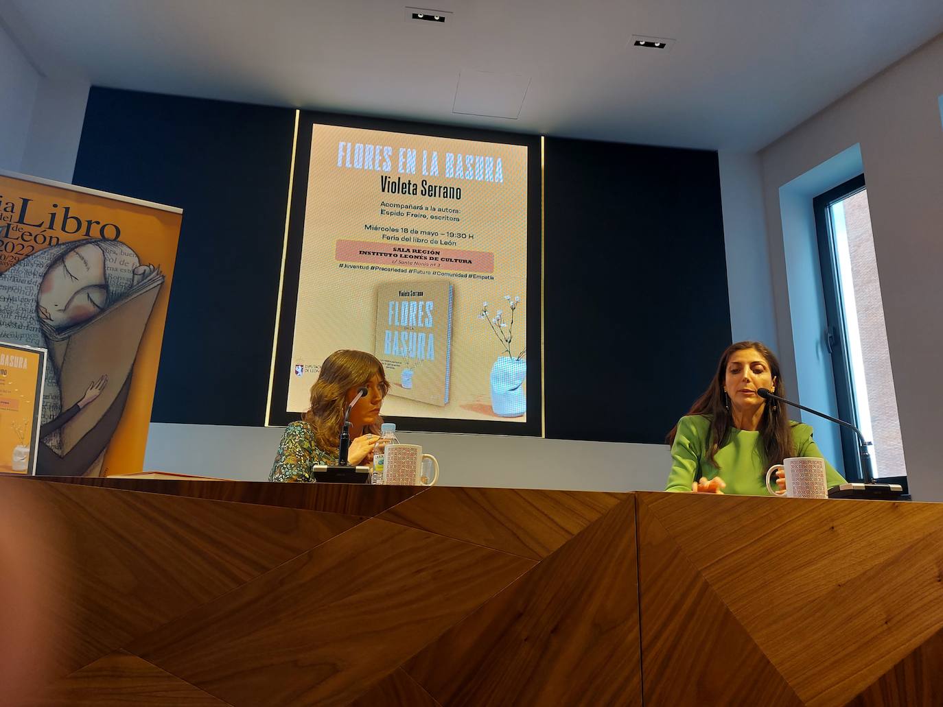 La escritora bilbaína Espido Freire arropa a la maragata en la presentación de su útlimo ensayo en León, un libro «intergeneracional» que profundiza a través de la generación perdida en la realidad de un España que atraviesa una nueva 'transición' entre el mundo viejo y una nueva era.