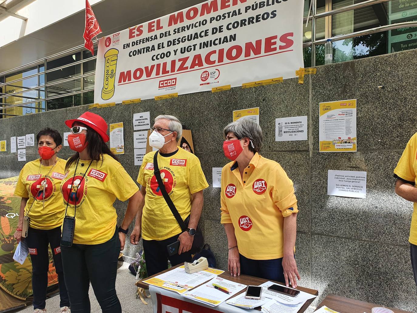 Los sindicatos vuelven a concentrarse a las puertas de Correos para rechazar «el desmantelamiento del servico postal». La concentración se enmarca en una campaña de concienciación e información a la ciudadanía sobre «sobre las graves consecuencias del abandono postal que el presidente de Correos está llevando a cabo». 