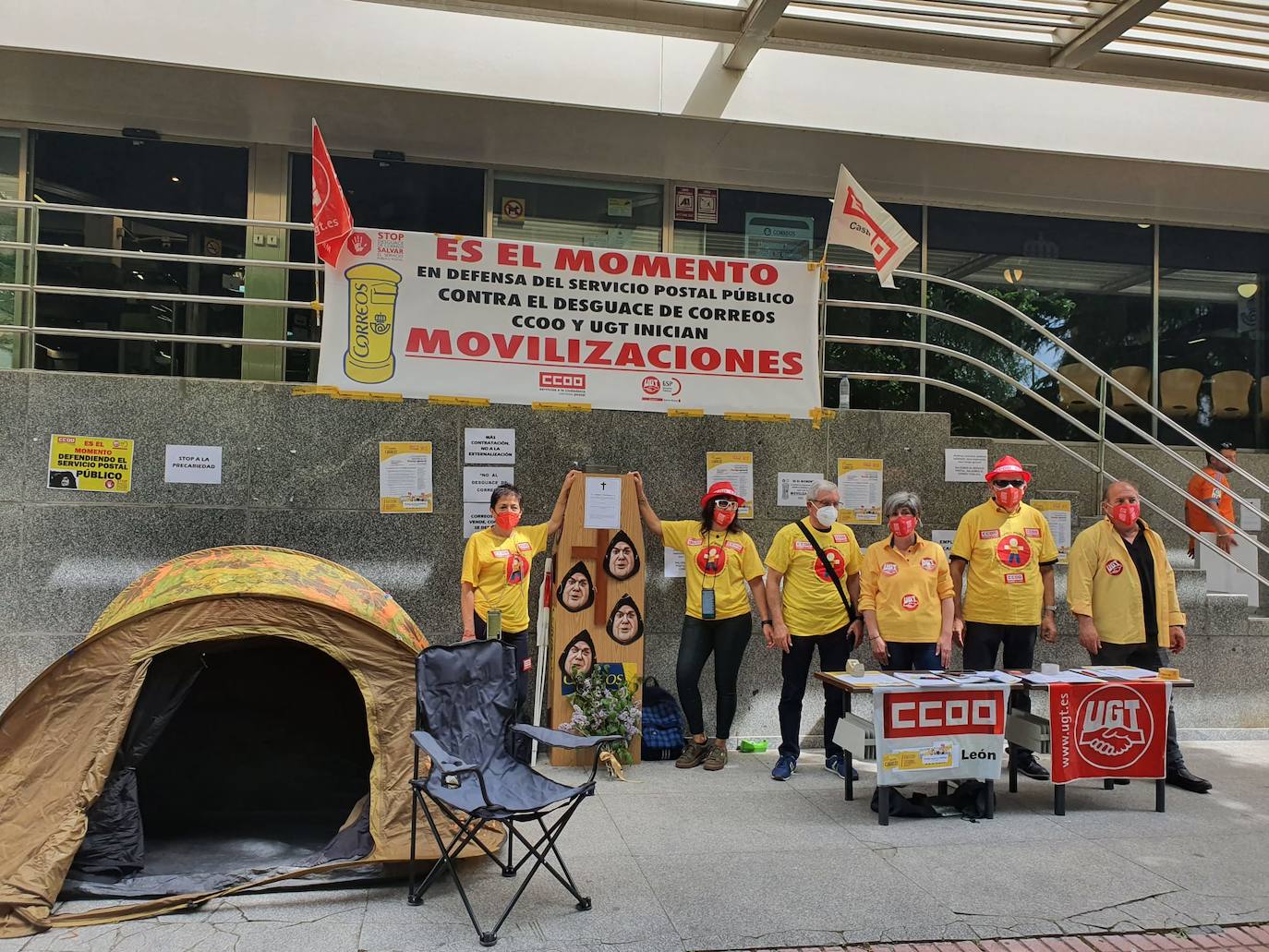 Los sindicatos vuelven a concentrarse a las puertas de Correos para rechazar «el desmantelamiento del servico postal». La concentración se enmarca en una campaña de concienciación e información a la ciudadanía sobre «sobre las graves consecuencias del abandono postal que el presidente de Correos está llevando a cabo». 