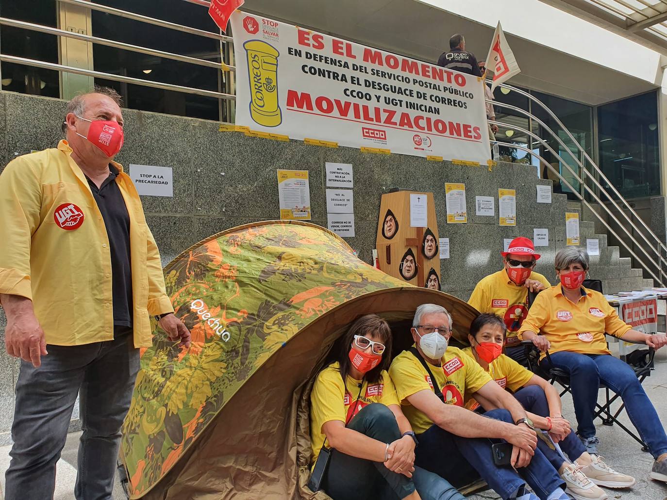 Los sindicatos vuelven a concentrarse a las puertas de Correos para rechazar «el desmantelamiento del servico postal». La concentración se enmarca en una campaña de concienciación e información a la ciudadanía sobre «sobre las graves consecuencias del abandono postal que el presidente de Correos está llevando a cabo». 