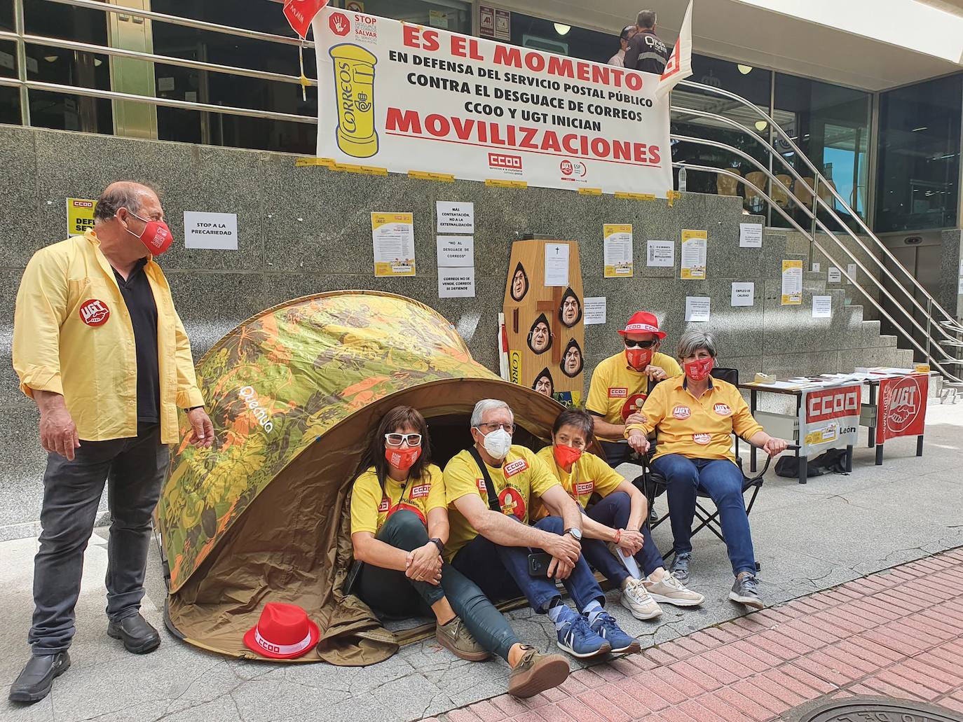 Los sindicatos vuelven a concentrarse a las puertas de Correos para rechazar «el desmantelamiento del servico postal». La concentración se enmarca en una campaña de concienciación e información a la ciudadanía sobre «sobre las graves consecuencias del abandono postal que el presidente de Correos está llevando a cabo». 