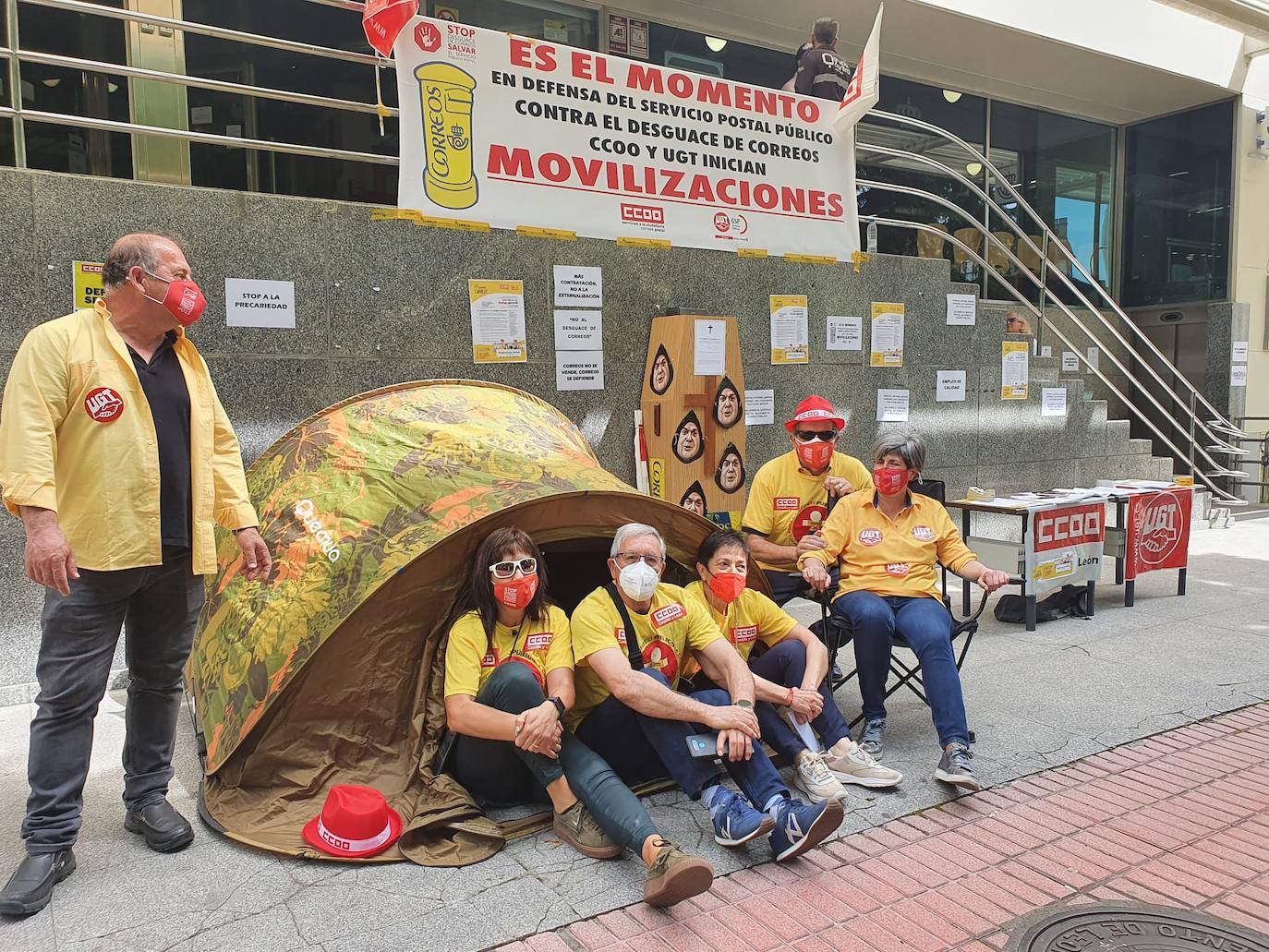 Los sindicatos vuelven a concentrarse a las puertas de Correos para rechazar «el desmantelamiento del servico postal». La concentración se enmarca en una campaña de concienciación e información a la ciudadanía sobre «sobre las graves consecuencias del abandono postal que el presidente de Correos está llevando a cabo». 