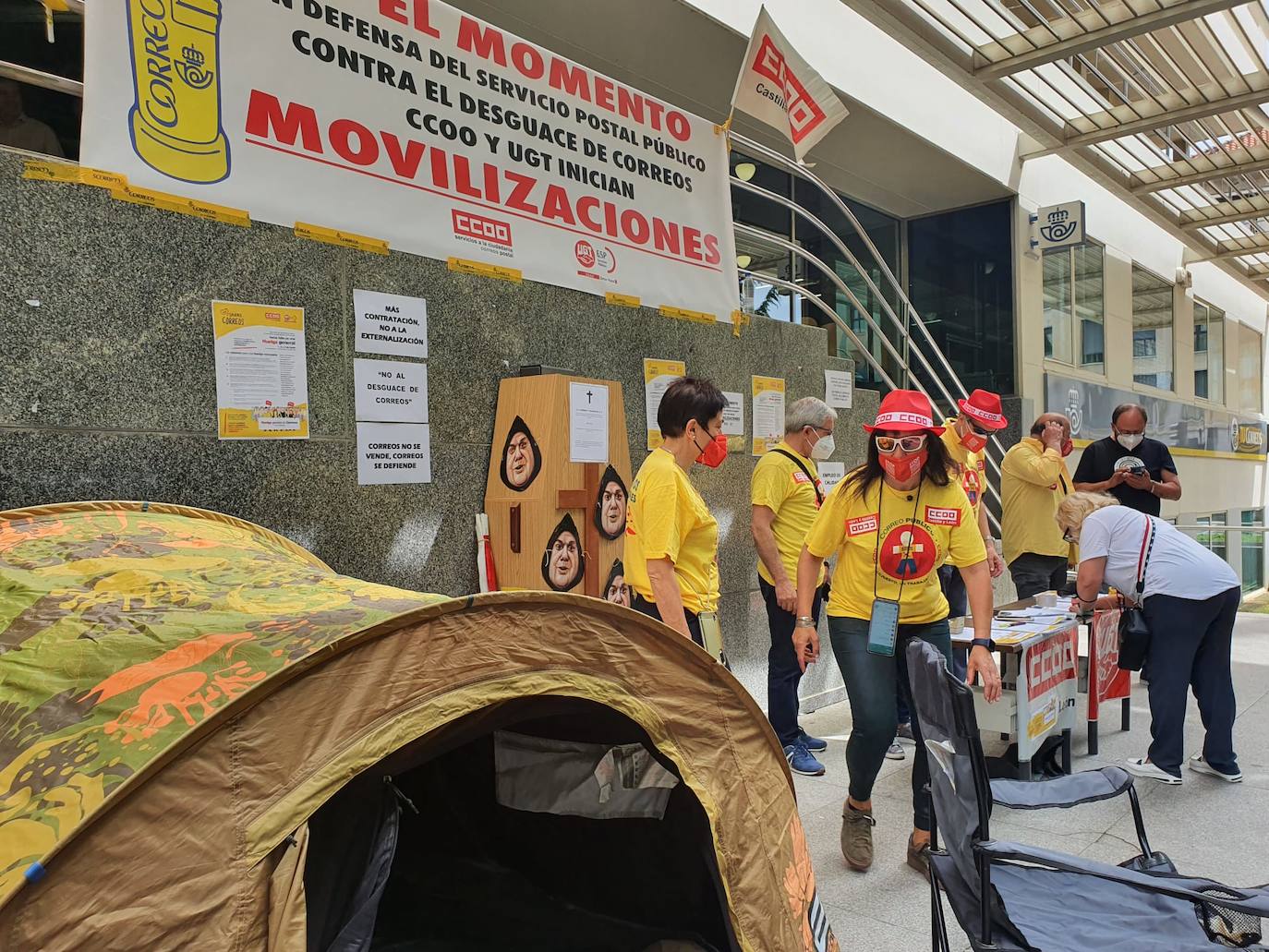 Los sindicatos vuelven a concentrarse a las puertas de Correos para rechazar «el desmantelamiento del servico postal». La concentración se enmarca en una campaña de concienciación e información a la ciudadanía sobre «sobre las graves consecuencias del abandono postal que el presidente de Correos está llevando a cabo». 