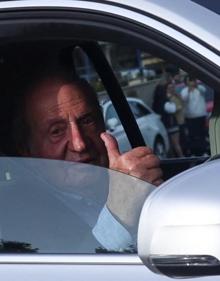 Imagen secundaria 2 - Arriba. Juan Carlos I, en el momento de bajar del avión. Debajo. El rey emérito, entrando en el coche de Pedro Campos. Juan Carlos I saluda tras aterrizar en Vigo. 