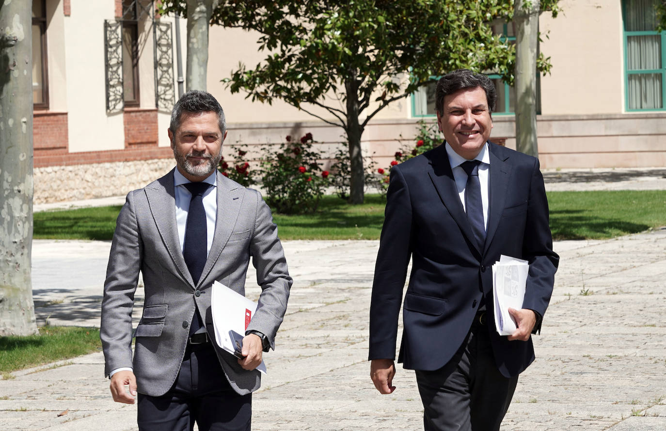 El consejero de Economía y Hacienda y portavoz, Carlos Fernández Carriedo, comparece en rueda de prensa posterior al Consejo de Gobierno. 