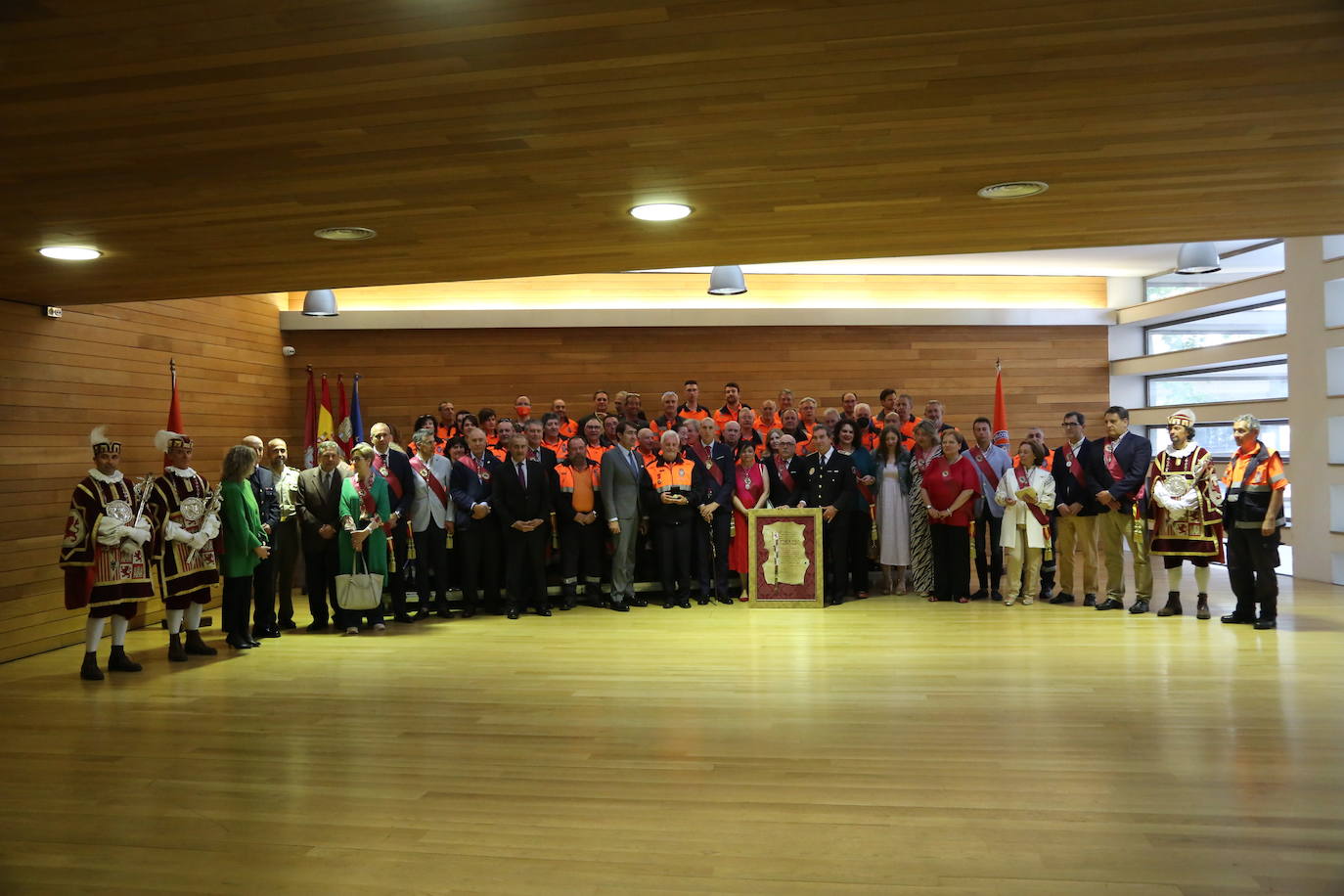 El Ayuntamiento de León entrega la Medalla de Oro de la Ciudad de León a la Agrupación Municipal de Protección Civil en un acto presidido por el alcalde de León, José Antonio Diez. 