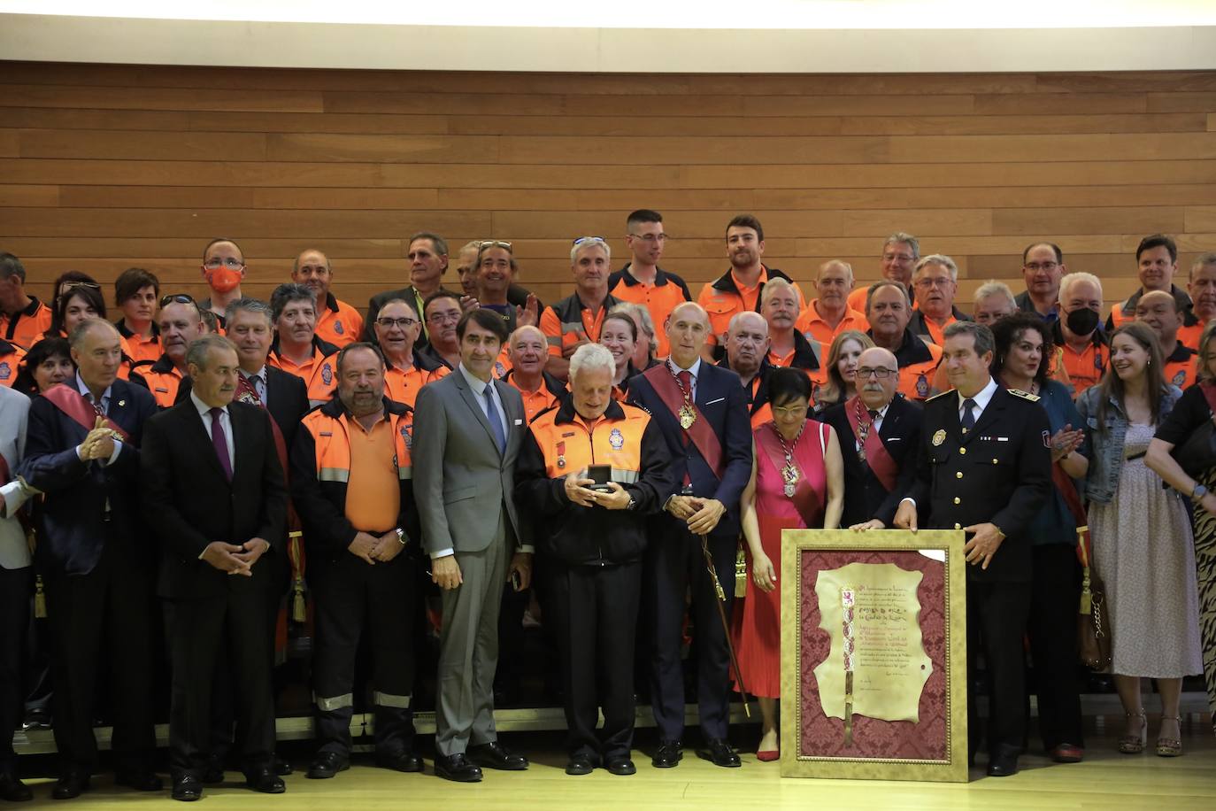 El Ayuntamiento de León entrega la Medalla de Oro de la Ciudad de León a la Agrupación Municipal de Protección Civil en un acto presidido por el alcalde de León, José Antonio Diez. 