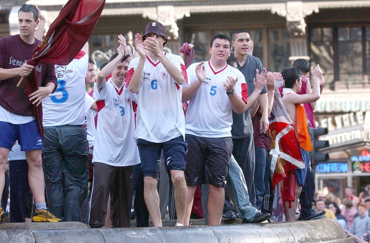 Dos décadas atrás el hoy Abanca Ademar logró la Copa del Rey de balonmano ante el Ciudad Real. El entorchado permitía al equipo leonés brindar en lo más alto y reivindicar para León un lugar en la cumbre del deporte nacional. 