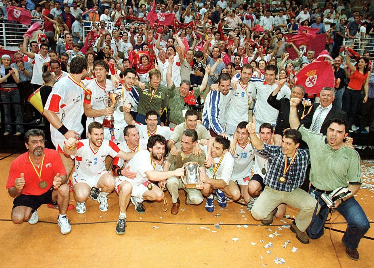 Dos décadas atrás el hoy Abanca Ademar logró la Copa del Rey de balonmano ante el Ciudad Real. El entorchado permitía al equipo leonés brindar en lo más alto y reivindicar para León un lugar en la cumbre del deporte nacional. 