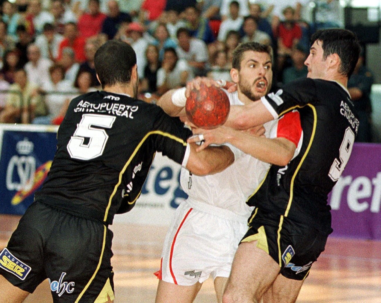 Dos décadas atrás el hoy Abanca Ademar logró la Copa del Rey de balonmano ante el Ciudad Real. El entorchado permitía al equipo leonés brindar en lo más alto y reivindicar para León un lugar en la cumbre del deporte nacional. 