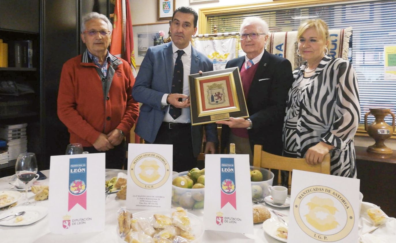La Casa de León en La Coruña clausura la Quincena Cultural en un emotivo acto de fusión de cultura, música y arte. Hace público el fallo de los jurados de los certámenes culturales con entrega de galardones y distinciones a los premiados presentes. Asimismo, disfrutan de una magistral conferencia sobre salud y celebran la 22 edición de exaltación del Botillo. 
