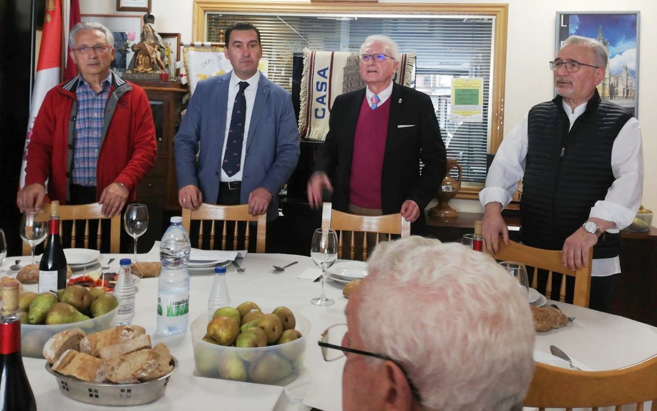 La Casa de León en La Coruña clausura la Quincena Cultural en un emotivo acto de fusión de cultura, música y arte. Hace público el fallo de los jurados de los certámenes culturales con entrega de galardones y distinciones a los premiados presentes. Asimismo, disfrutan de una magistral conferencia sobre salud y celebran la 22 edición de exaltación del Botillo. 