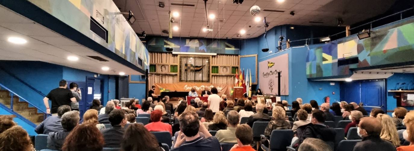 La Casa de León en La Coruña clausura la Quincena Cultural en un emotivo acto de fusión de cultura, música y arte. Hace público el fallo de los jurados de los certámenes culturales con entrega de galardones y distinciones a los premiados presentes. Asimismo, disfrutan de una magistral conferencia sobre salud y celebran la 22 edición de exaltación del Botillo. 