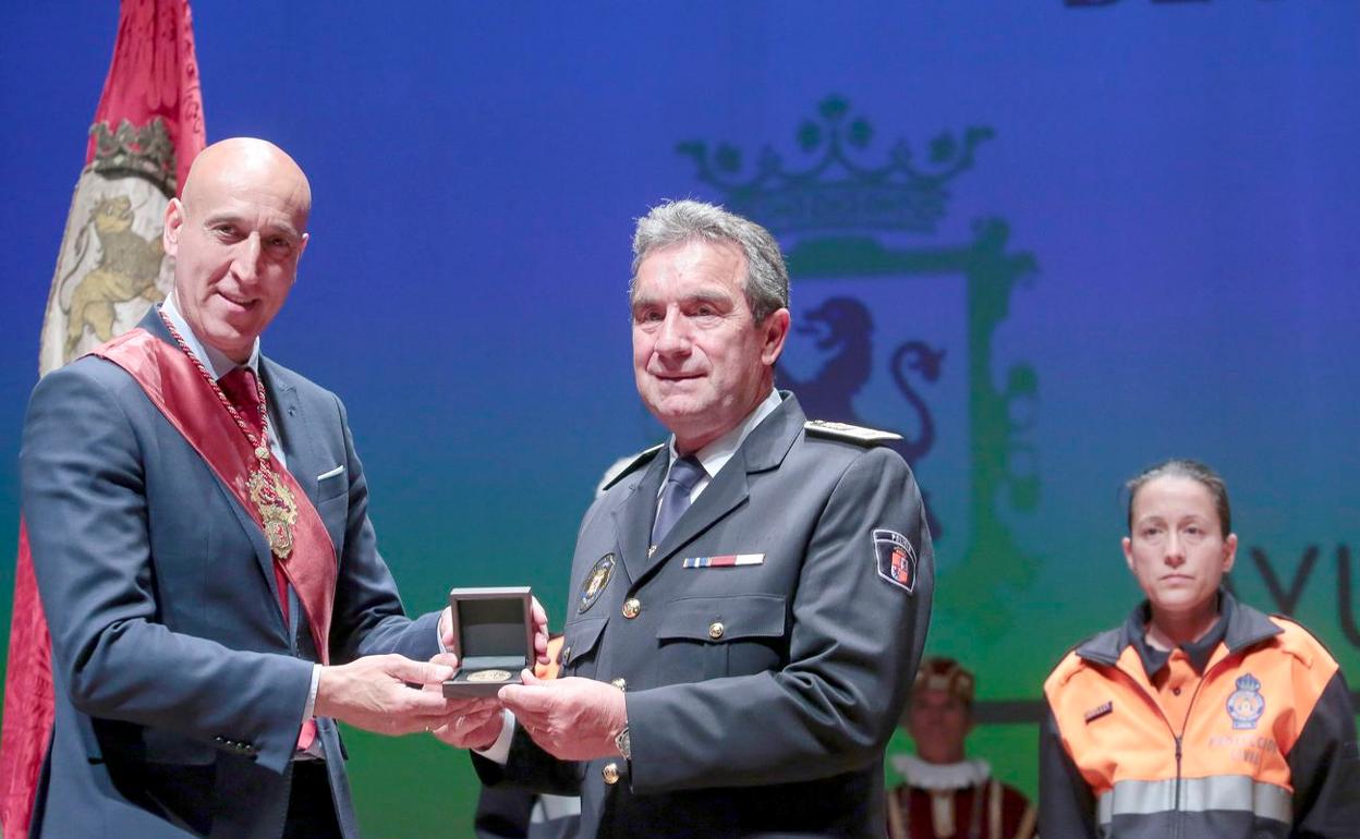 Entrega de la Medalla de Oro de la Ciudad de León a Protección Civil. 
