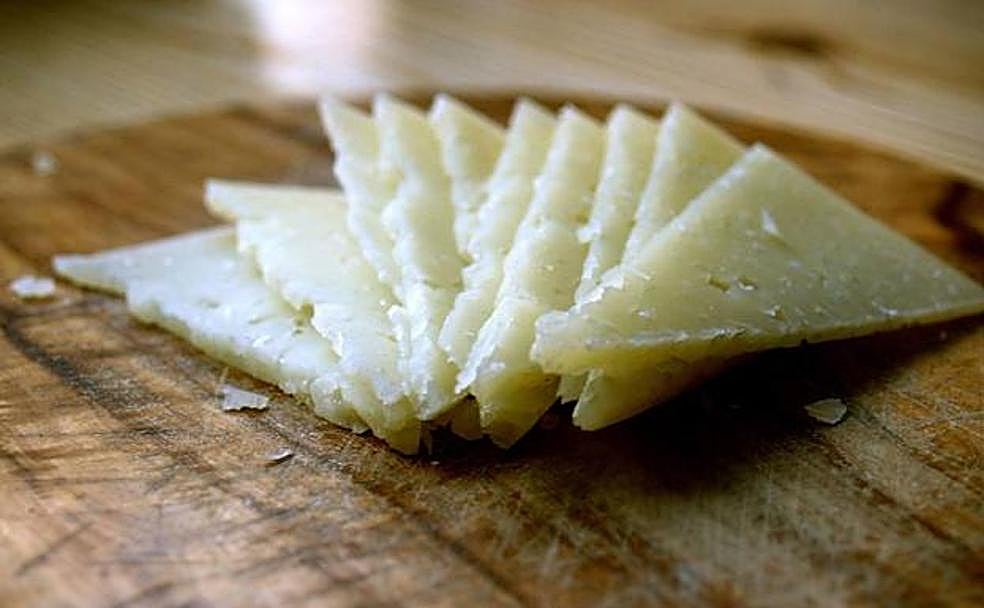 «Hay que buscar los mercados exteriores y el término castellano nos hace salir fuera con más facilidad», es la frase pronunciada por el consejero para evitar añadir León en el origen del queso.