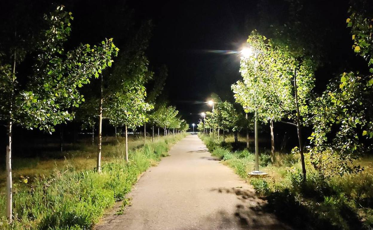 Zona iluminada de la Vía Verde que ha quedado completada en el municipio coyantino.