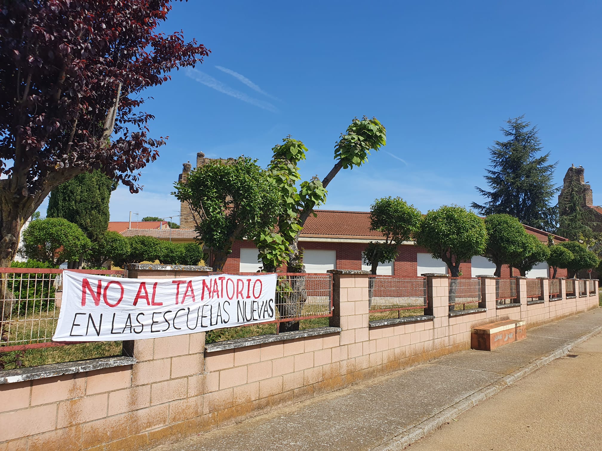 La localidad leonesa de Quintana del Marco puede cambiar su escuela por un tanatorio.