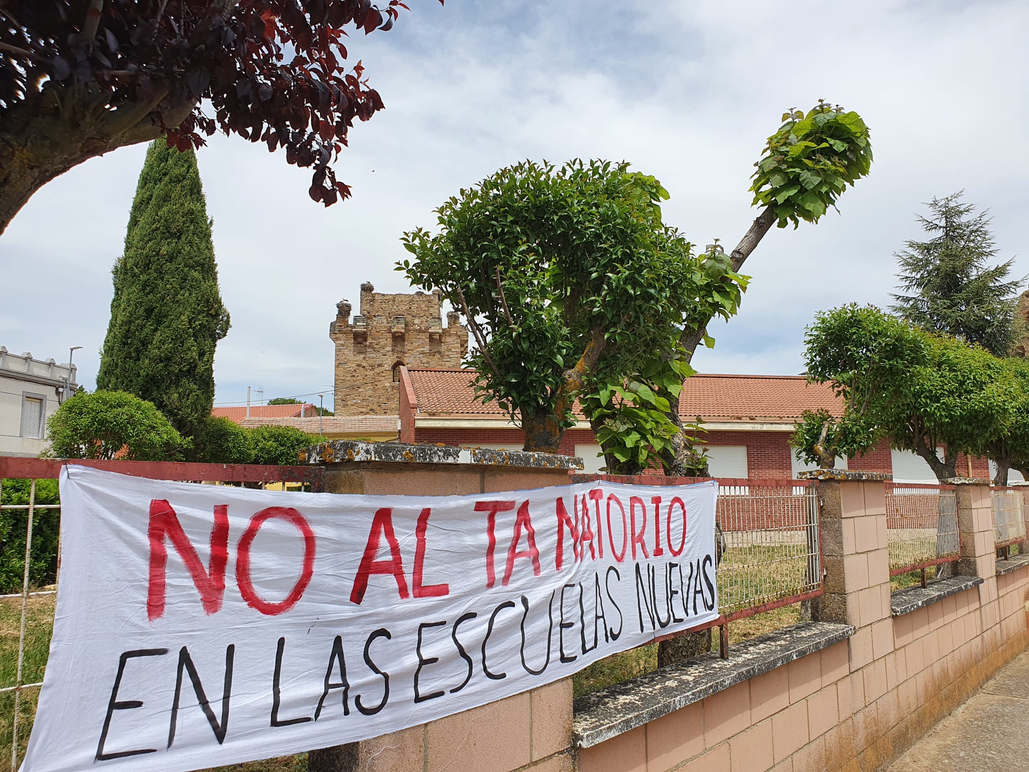 La localidad leonesa de Quintana del Marco puede cambiar su escuela por un tanatorio.