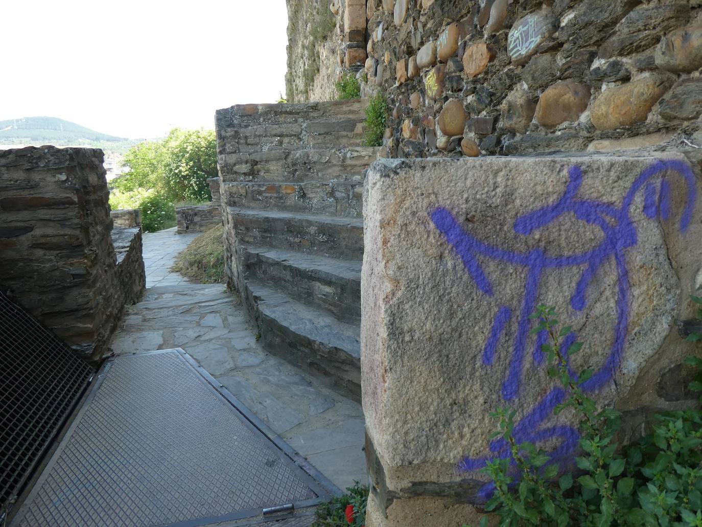 Pintadas y actos vandálicos daños los muros exteriores del Castillo de los Templarios de Ponferrada.