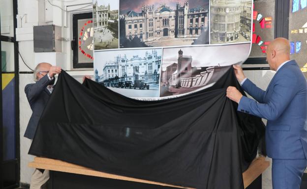 Galería. Momento en el que se descubre la maqueta.
