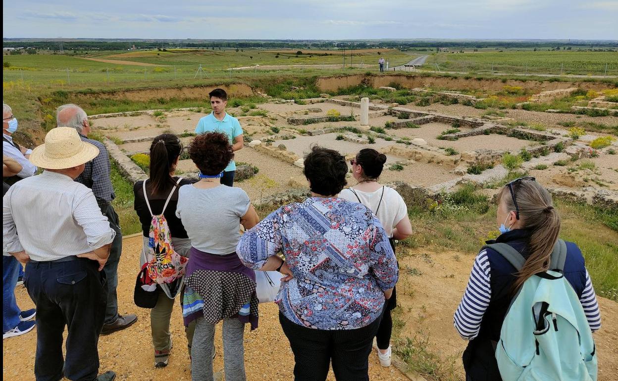 Visita de turistas al yacimiento de Lancia, en la provincia de León, gestionado por el ILC.