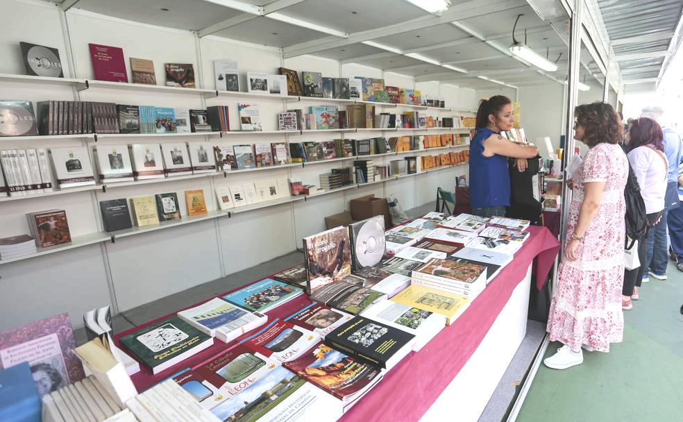 Casetas de Ordoño II el día de la inauguración oficial de la 44 Feria del Libro de León.