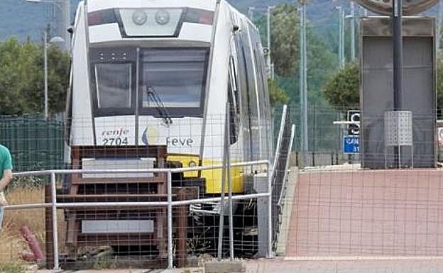 Herido leve un octogenario después de que su coche fuera arrollado por el tren en Villasinta