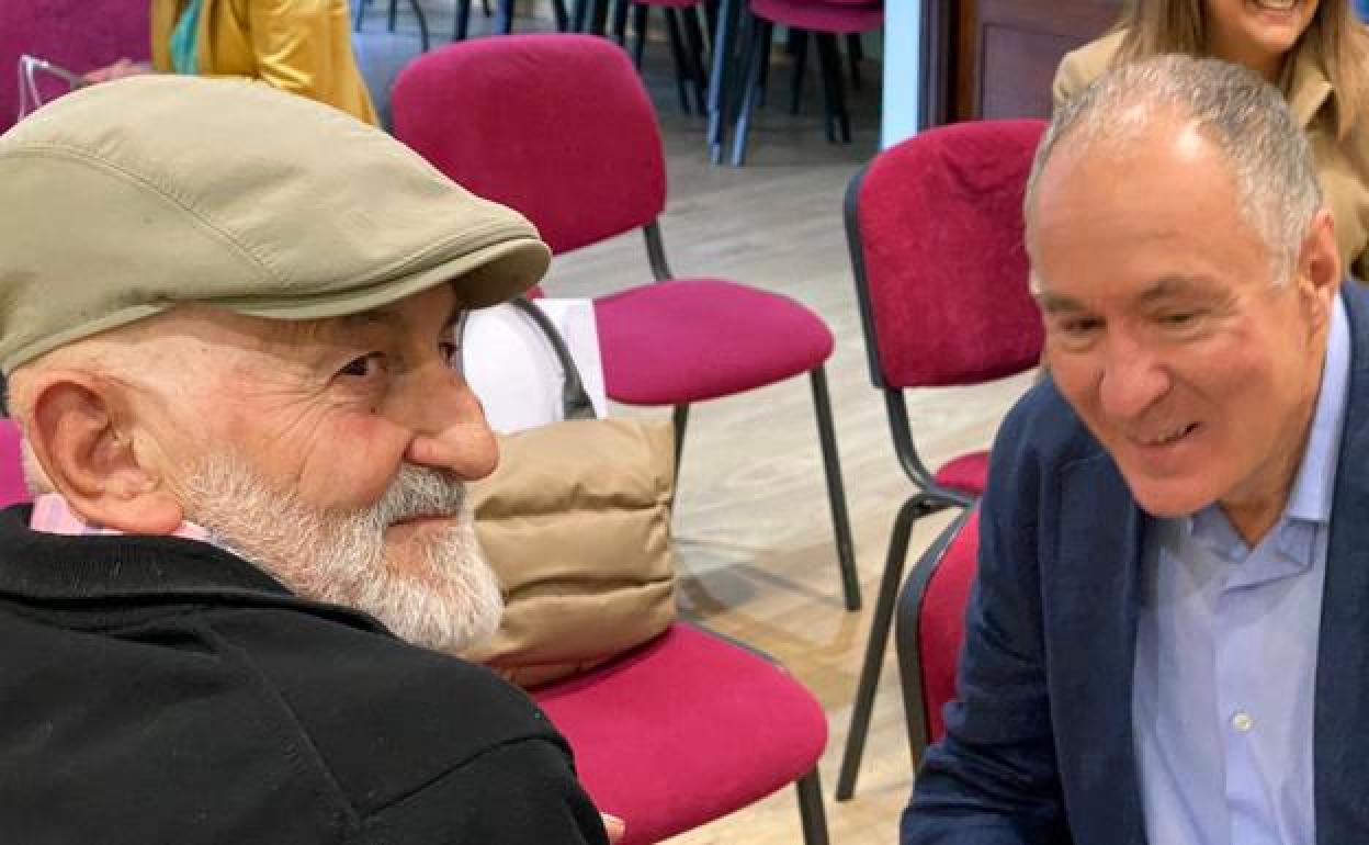 Matías Llorente conversa con Eduardo López Sendino durante el consejo general de la UPL. 