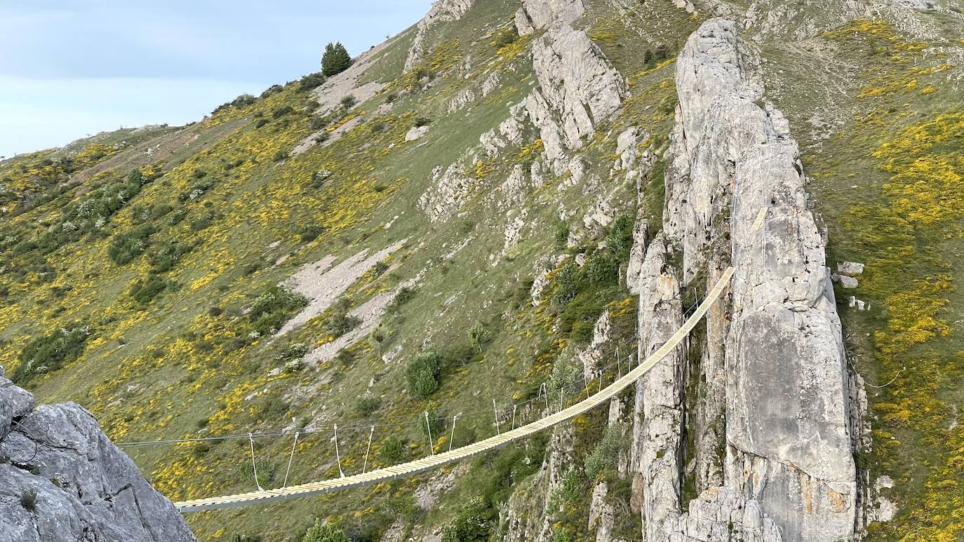 Sabero presume de tener el puente tibetano más largo de España. Todo está preparado para que 'vía ferrata' impulsada en la zona de 'La Herrera', entre Sahelices y Olleros de Sabero, pueda abrirse en apenas un mes. Parte de su trayecto se podrá recorrer por el interior de una cueva y contará con tres 'puentes de mono'. 