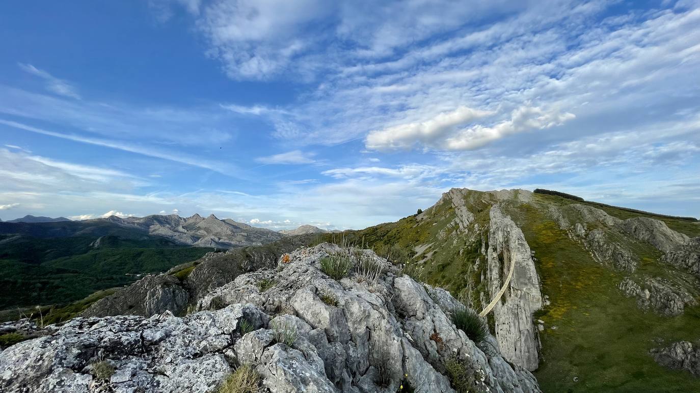 Sabero presume de tener el puente tibetano más largo de España. Todo está preparado para que 'vía ferrata' impulsada en la zona de 'La Herrera', entre Sahelices y Olleros de Sabero, pueda abrirse en apenas un mes. Parte de su trayecto se podrá recorrer por el interior de una cueva y contará con tres 'puentes de mono'. 