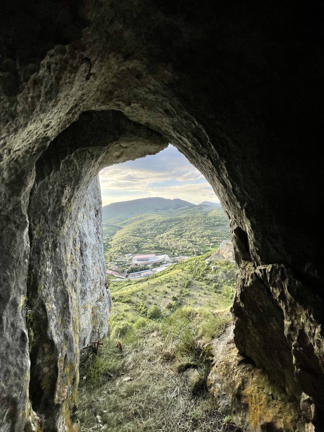 Sabero presume de tener el puente tibetano más largo de España. Todo está preparado para que 'vía ferrata' impulsada en la zona de 'La Herrera', entre Sahelices y Olleros de Sabero, pueda abrirse en apenas un mes. Parte de su trayecto se podrá recorrer por el interior de una cueva y contará con tres 'puentes de mono'. 