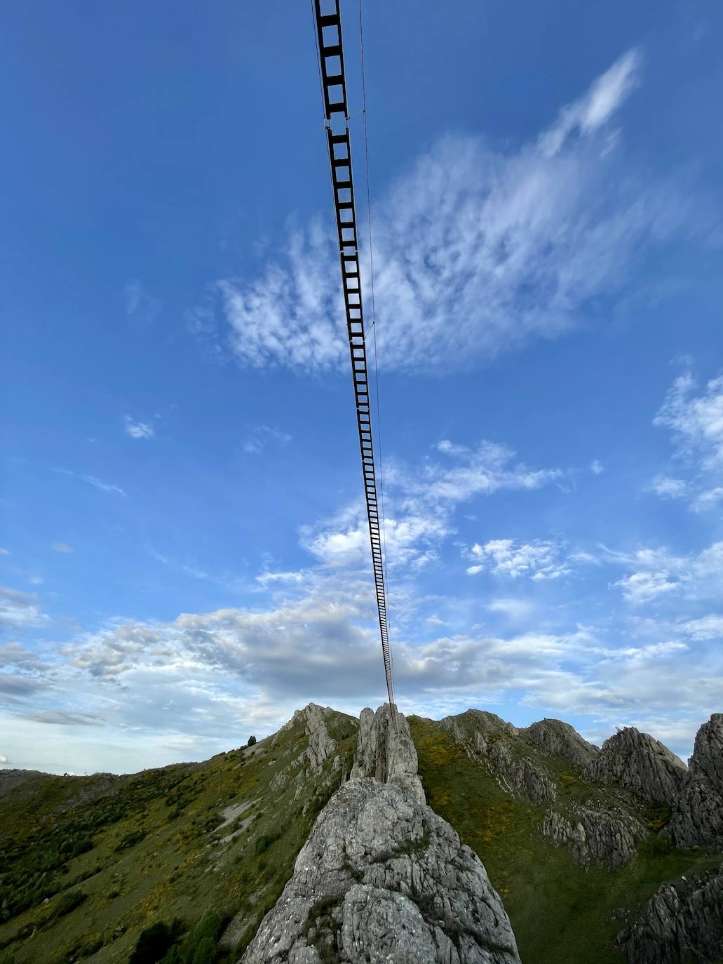 Sabero presume de tener el puente tibetano más largo de España. Todo está preparado para que 'vía ferrata' impulsada en la zona de 'La Herrera', entre Sahelices y Olleros de Sabero, pueda abrirse en apenas un mes. Parte de su trayecto se podrá recorrer por el interior de una cueva y contará con tres 'puentes de mono'. 