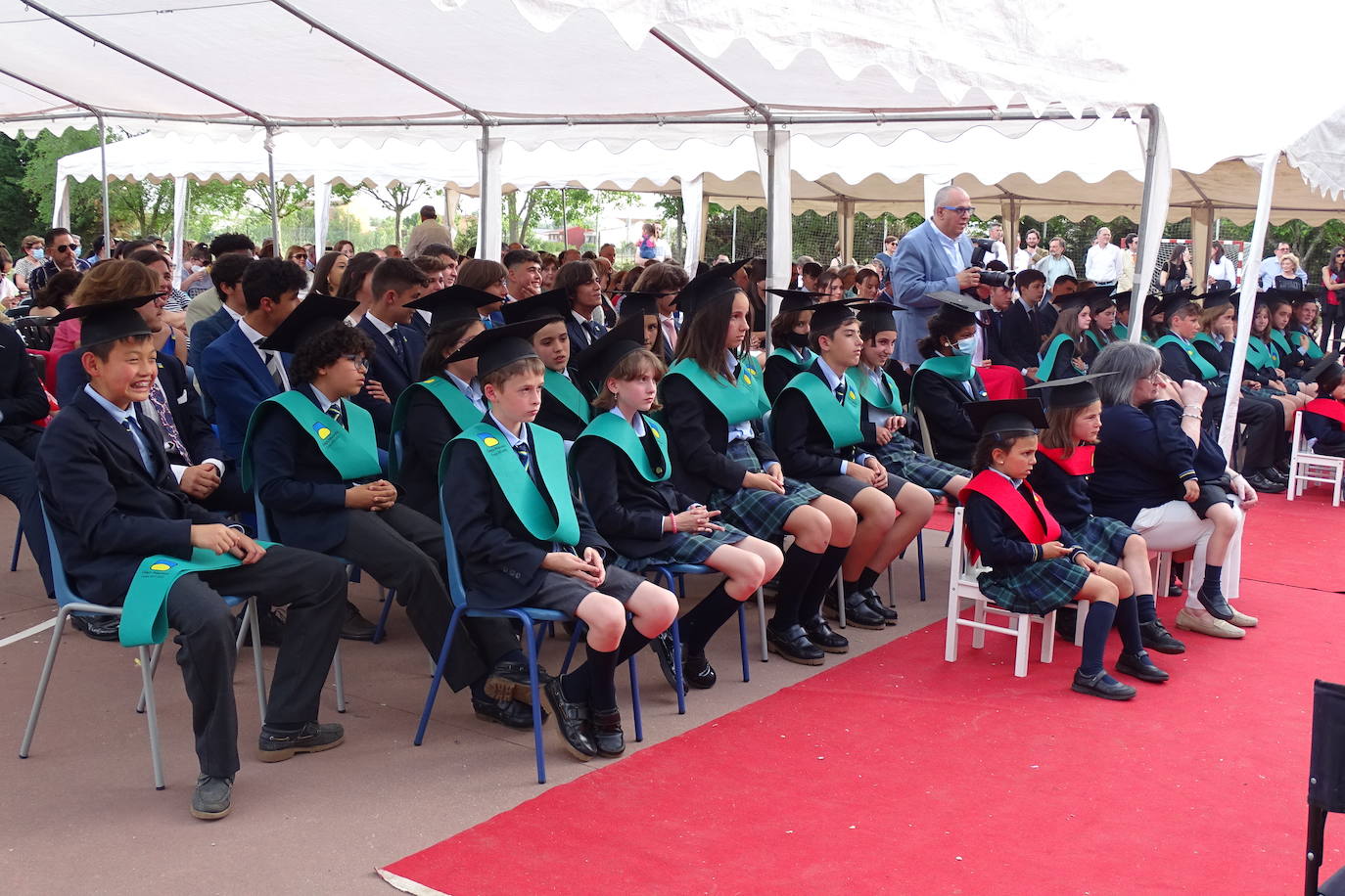 El periodista deportivo acompaña a los alumnos del colegio leonés en su graduación.