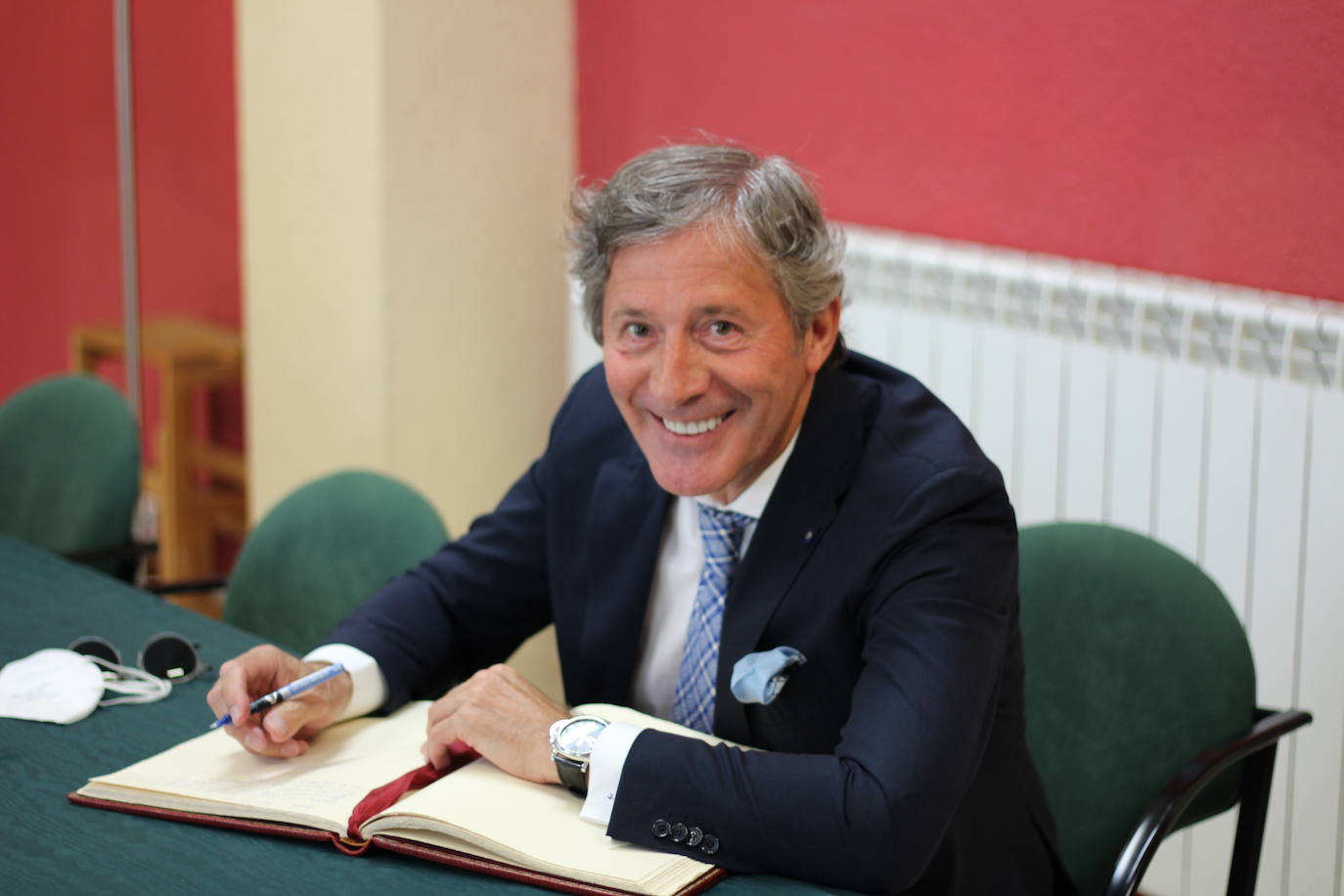 El periodista deportivo acompaña a los alumnos del colegio leonés en su graduación.