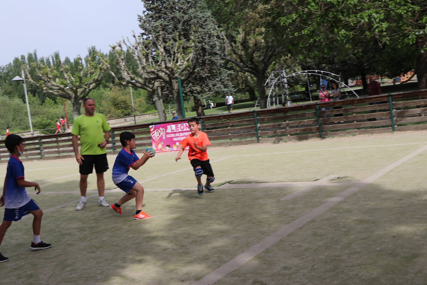 Escolares practicando deporte en la calle con Municipalia. 